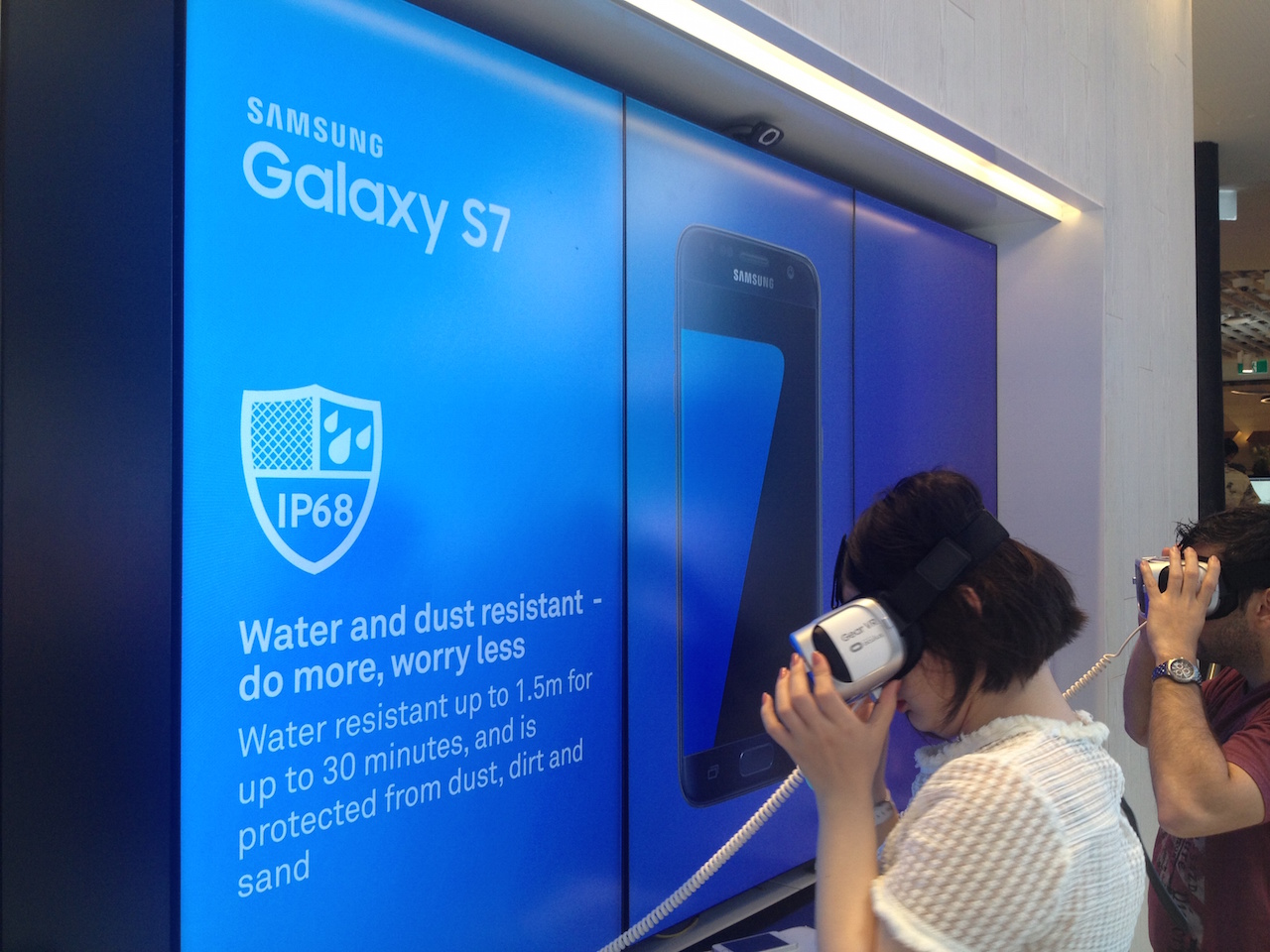 Telstra brings virtual reality to stores with Samsung Galaxy S7